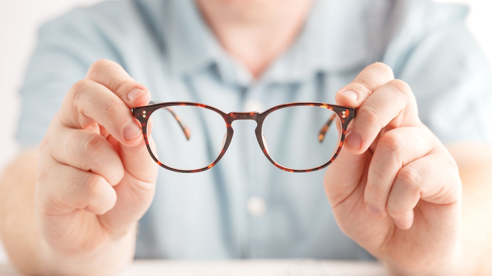 4 étapes pour bien nettoyer ses lunettes et les conserver plus longtemps